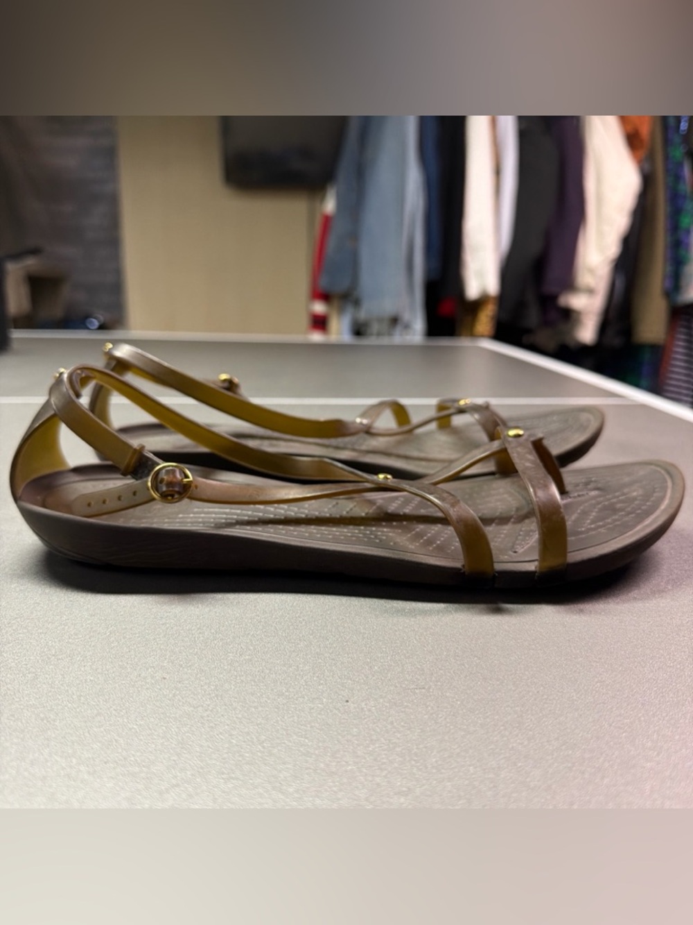 CROCS Women's Brown Slim-Strap Toe Loop Sandals - Picture 5 of 8